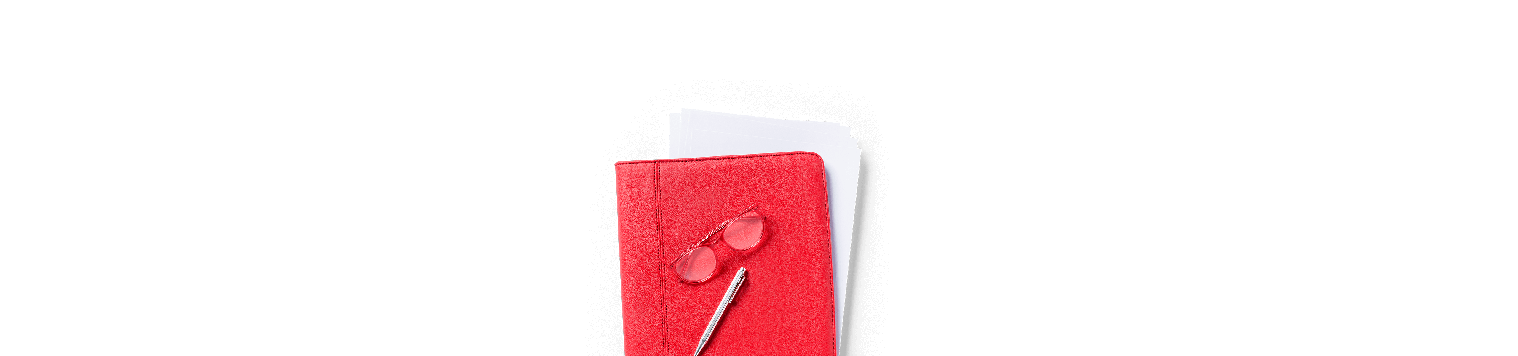 Rote Mappe mit Formularen, Brille und Stift